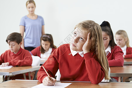 女学生找学校考试很难图片