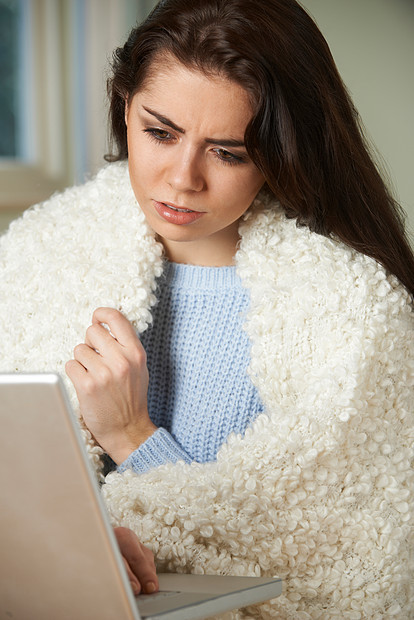 生病的女人电脑上查症状图片