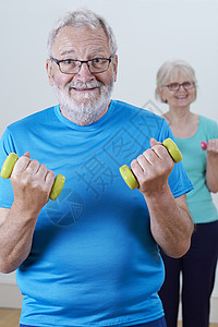 老夫妇健身课上用举重图片
