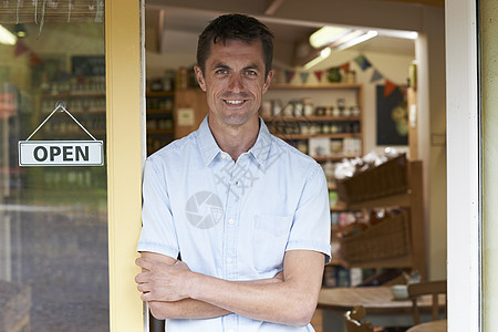 看竹子商店外男熟食店老板的肖像背景