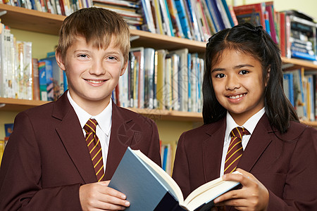 学生图书馆穿着校服阅读书图片