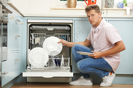 无聊的人厨房里装洗碗机图片
