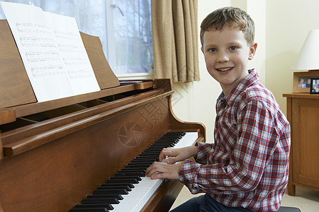 小男孩家弹钢琴的肖像图片