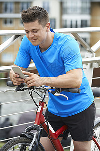 轻人骑自行车的时候用手机图片