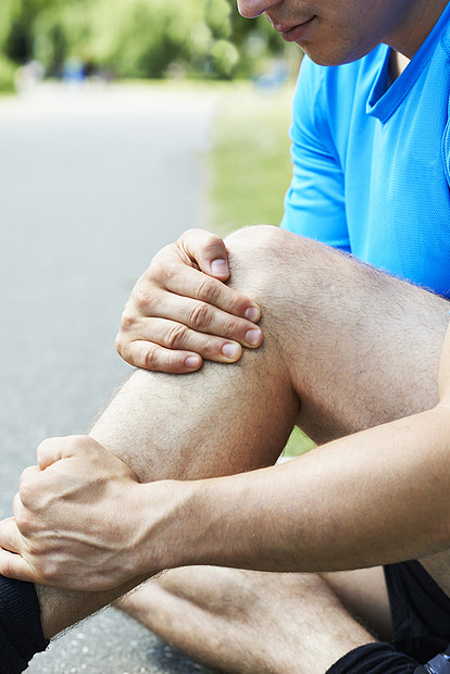 公园慢跑时受运动损伤的人