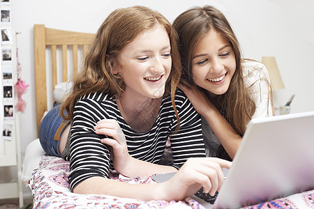 两个十几岁的女孩卧室看笔记本电脑图片