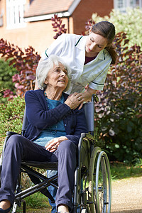 护理人员推着轮椅的老年女子图片
