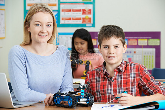 教师与学生科学课上学机器人图片