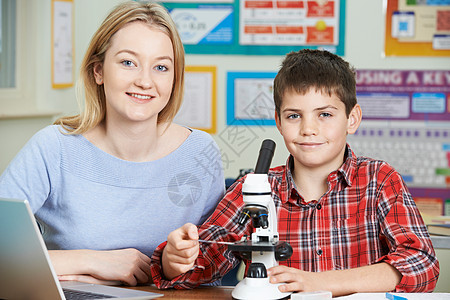 科学课用显微镜的男学生老师图片