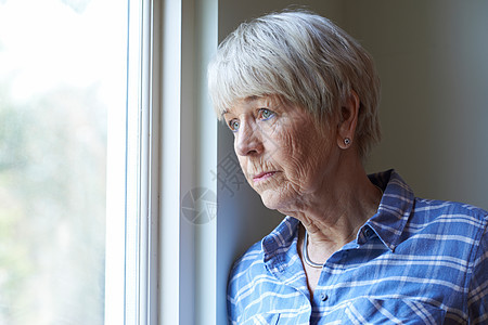 患抑郁症的老年女子望着窗外图片