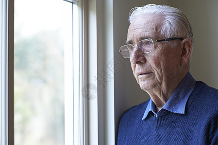 患抑郁症的老人望着窗外图片