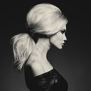 黑白时尚工作室肖像美丽的金发女人与优雅的发型黑色背景图片