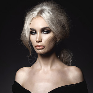 时尚工作室肖像美丽的金发女人,优雅的发型黑色背景图片