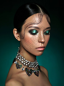 时尚工作室肖像美丽的亚洲女人与钻石项链时尚美丽完美的妆容图片