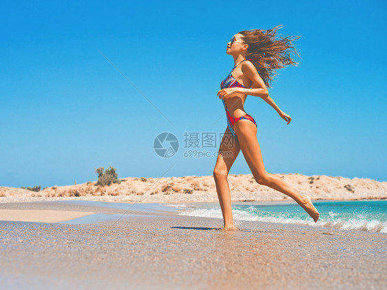 户外时尚照片美丽快乐苗条的女人海上奔跑海滩旅行夏天的气氛图片