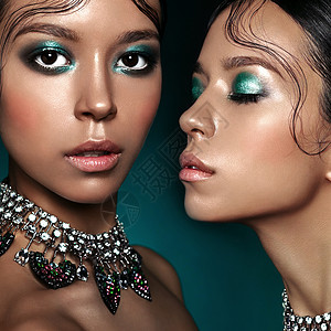 时尚工作室肖像两双胞胎美丽的亚洲妇女与钻石项链时尚美丽完美的妆容图片