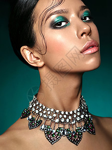 项链女人时尚工作室肖像美丽的亚洲女人与钻石项链时尚美丽完美的妆容背景