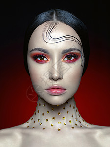 黑色火焰时尚工作室的美丽女人肖像与鲜红的化妆时尚美丽完美的妆容背景