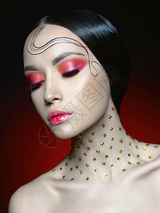 时尚工作室的美丽女人肖像与鲜红的化妆时尚美丽完美的妆容图片