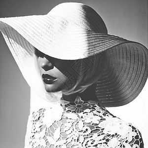 黑白户外时尚照片,轻美丽的女士戴着帽子太阳镜夏天的海滩旅行夏天的气氛图片