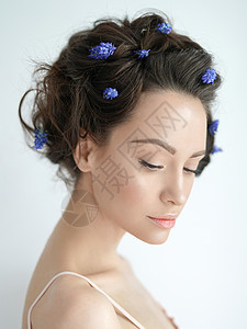 大气艺术时尚美丽的轻女人的肖像,蓝色的马斯卡里她的头发春天的气氛夏天的新鲜感图片
