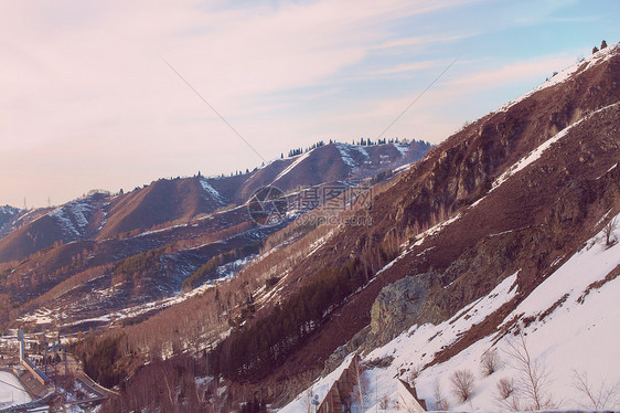 美丽的风景与雪山图片