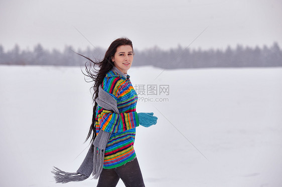 美丽的女孩穿着毛衣冬天散步,白俄罗斯图片