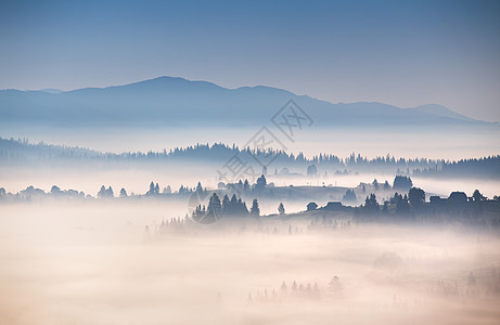 喀尔巴阡山的秋雾早晨山上的高山村图片