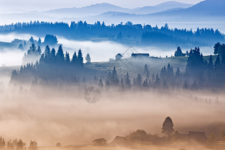 喀尔巴阡山秋雾日出九月山的高山村图片