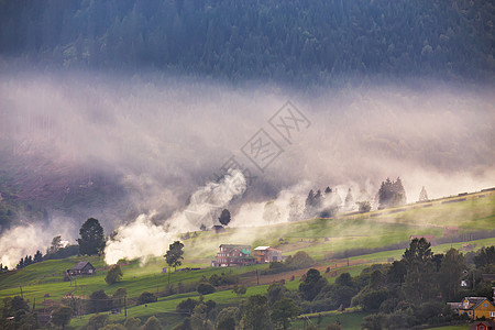 高山村喀尔巴阡山脉上的烟雾篝火阴霾图片