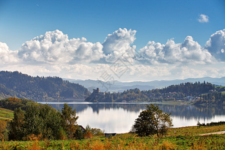 波兰秋山十月的阳光明媚的天,Malopolska山村落波兰图片