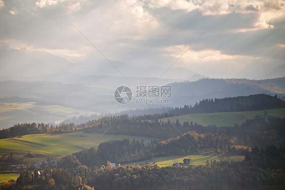 波兰秋山十月的阳光明媚的天,Malopolska山村落波兰图片