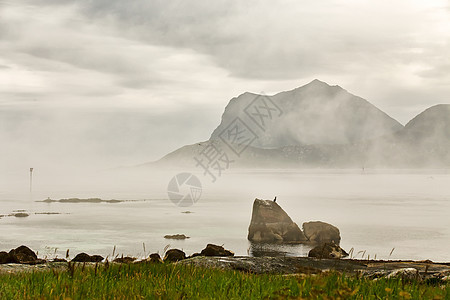 夏季多云的洛芬岛挪威薄雾海峡湾北欧雨图片
