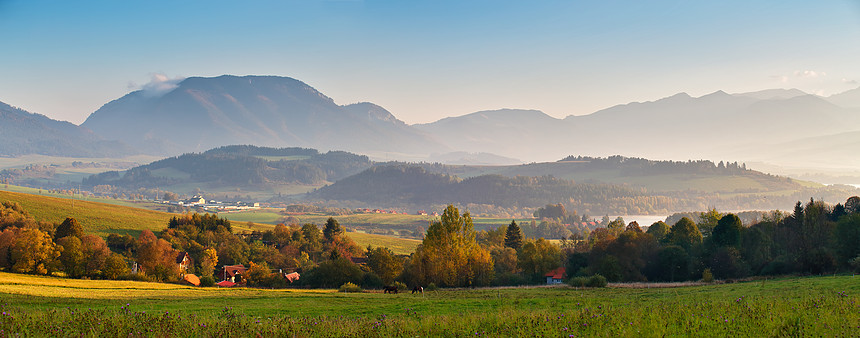 斯洛伐克秋季阳光明媚的早晨全景农村秋天的山景山谷里的村庄图片