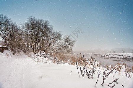 冬天的薄雾河流雪霜下雪的路多云的下雪天气多云寒冷的月天图片