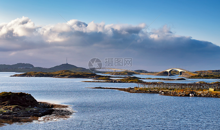 挪威公路桥梁峡湾的海岸线上北欧阳光明媚的夏日洛芬挪威群岛图片