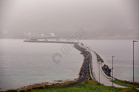 挪威公路桥梁峡湾的海岸线上北欧多云的夏日洛芬诺威图片