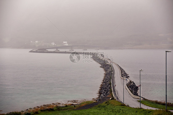 挪威公路桥梁峡湾的海岸线上北欧多云的夏日洛芬诺威图片