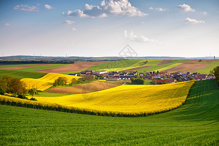 奥地利春天科尔扎田山上的村庄绿色春天田野春天的草地山上图片