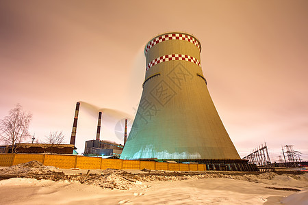热电厂冷却塔夜间靠近城市图片