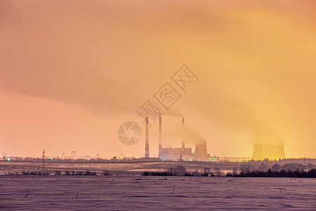 发电厂冷却塔黄昏靠近城市图片