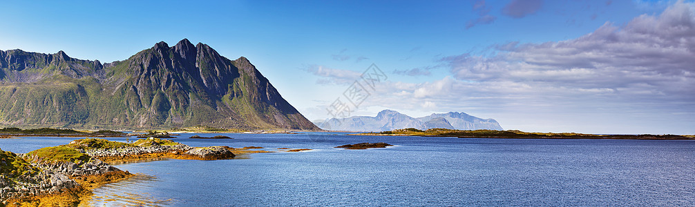 挪威风景阳光明媚的夏季全景,峡湾山脉的背景图片