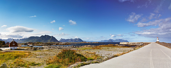 挪威风景阳光明媚的夏季全景,峡湾山脉的背景海岸上的灯塔图片