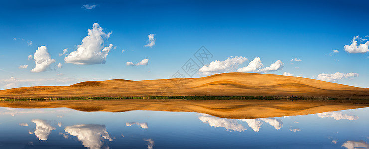 春天的田园风光,蓝天白云湖水中的倒影山上可耕地全景图片