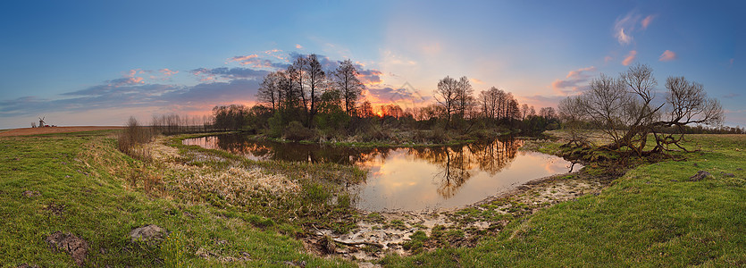 春天的日落全景黄昏的小河乡村场景图片