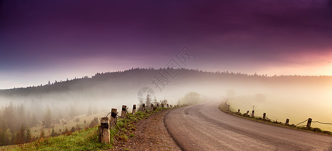 道路山脉全景美丽的春天,雾蒙蒙的早晨,山间蜿蜒的道路上空沥青路图片
