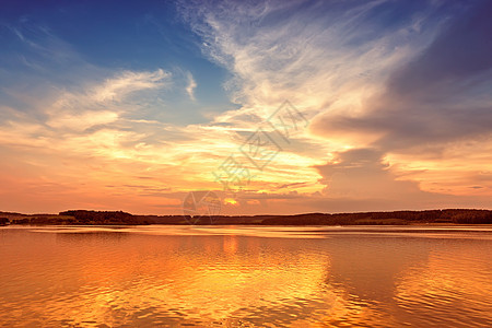 日落湖上,五颜六色的天空背景湖上美丽的夏日日出图片