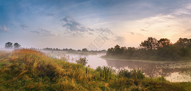 早上的薄雾河流全景温暖的夏日早晨夏季薄雾日出全景图片