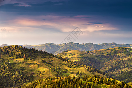 暴风雨后山上的史诗日落阿尔卑斯山上五彩缤纷的夜晚高山夜景图片