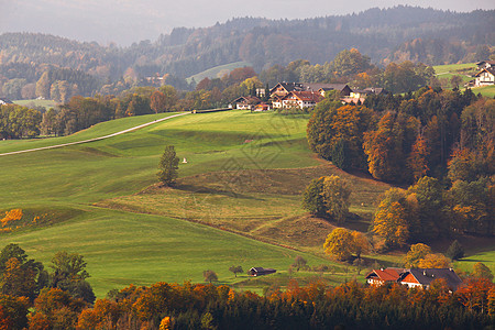 阿尔卑斯山山区奥地利村庄的全景美丽的山乡秋景奥地利青山的奇妙景色美丽的世界蒙特西奥地利阿尔卑斯山的多彩山景图片